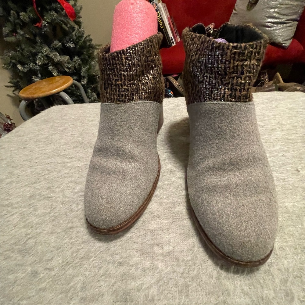 Tom’s boots